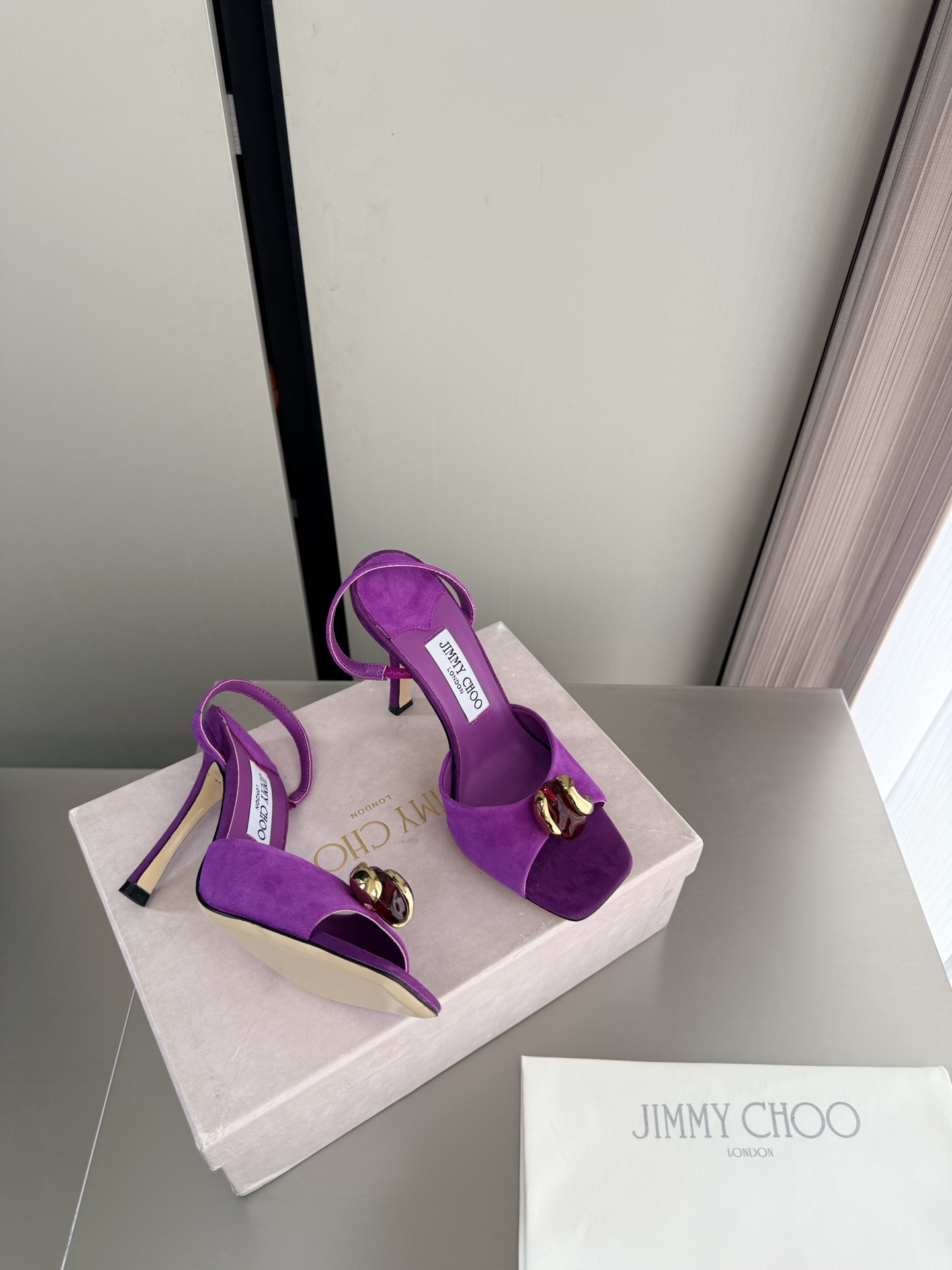 지미추 에메리 스톤 힐 샌들 9.5cm