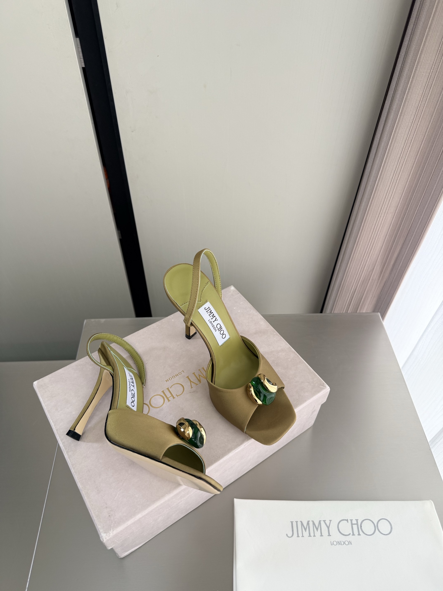 지미추 에메리 스톤 힐 샌들 9.5cm