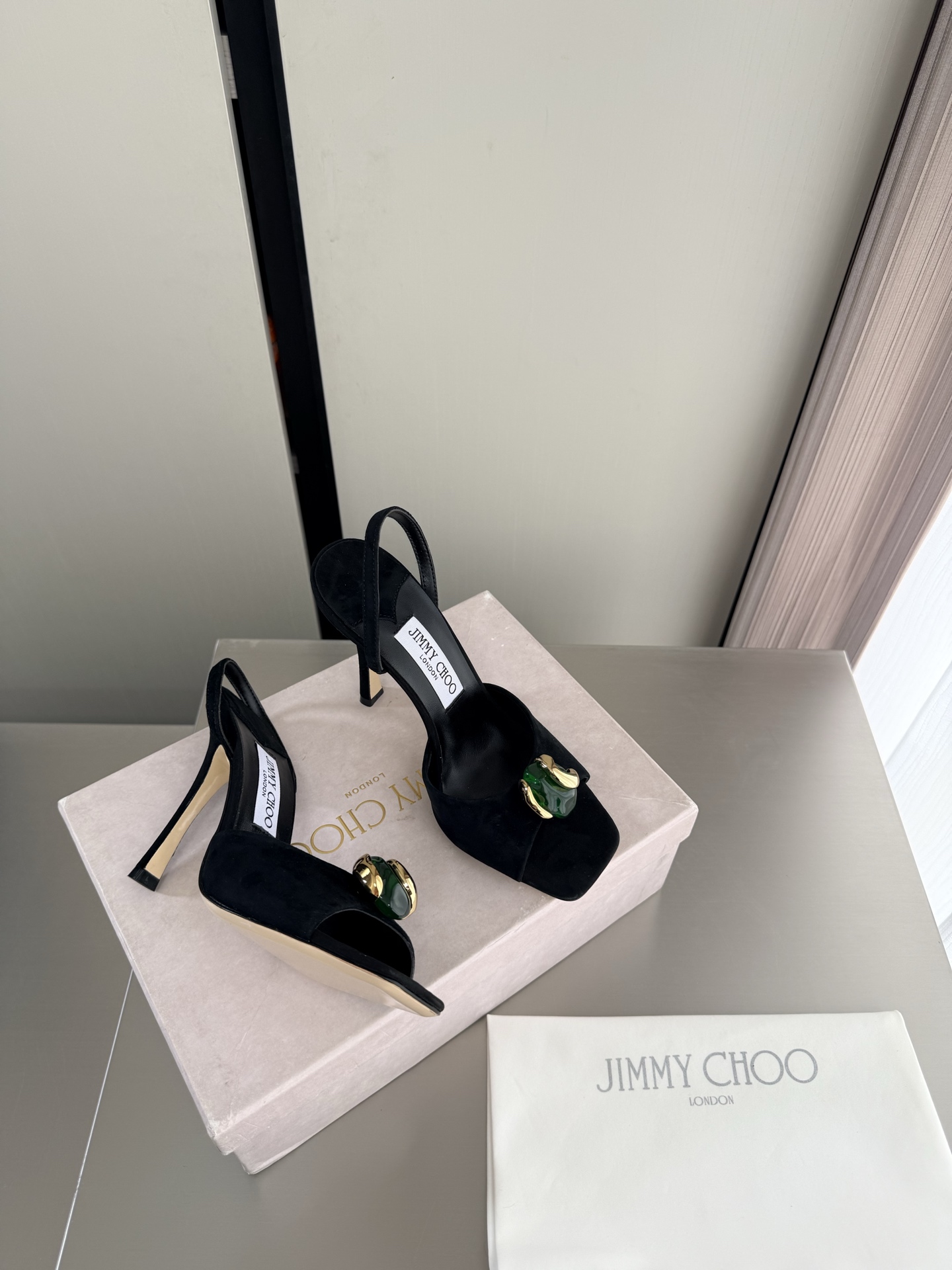 지미추 에메리 스톤 힐 샌들 9.5cm