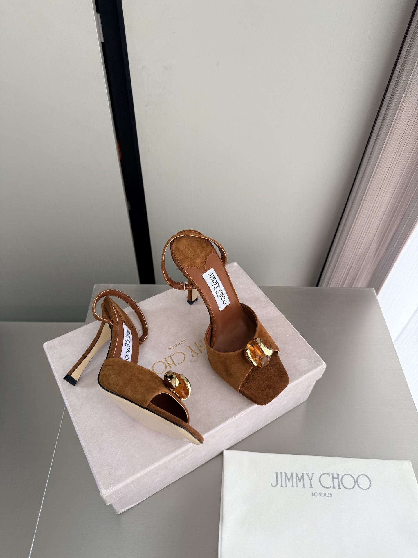 지미추 에메리 스톤 힐 샌들 9.5cm