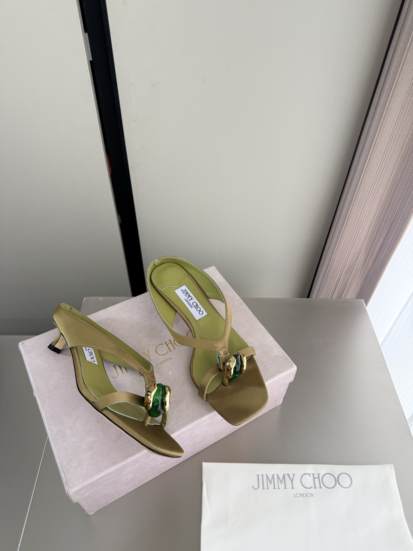 지미추 에메리 스톤 미들힐 샌들 3.5cm
