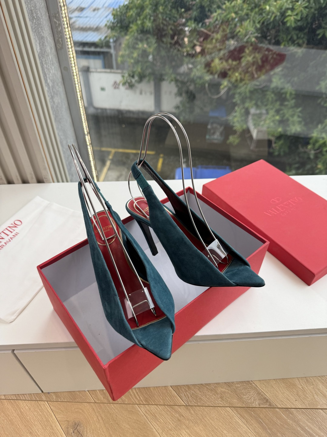 발렌티노 레벨레 오픈토 펌프스