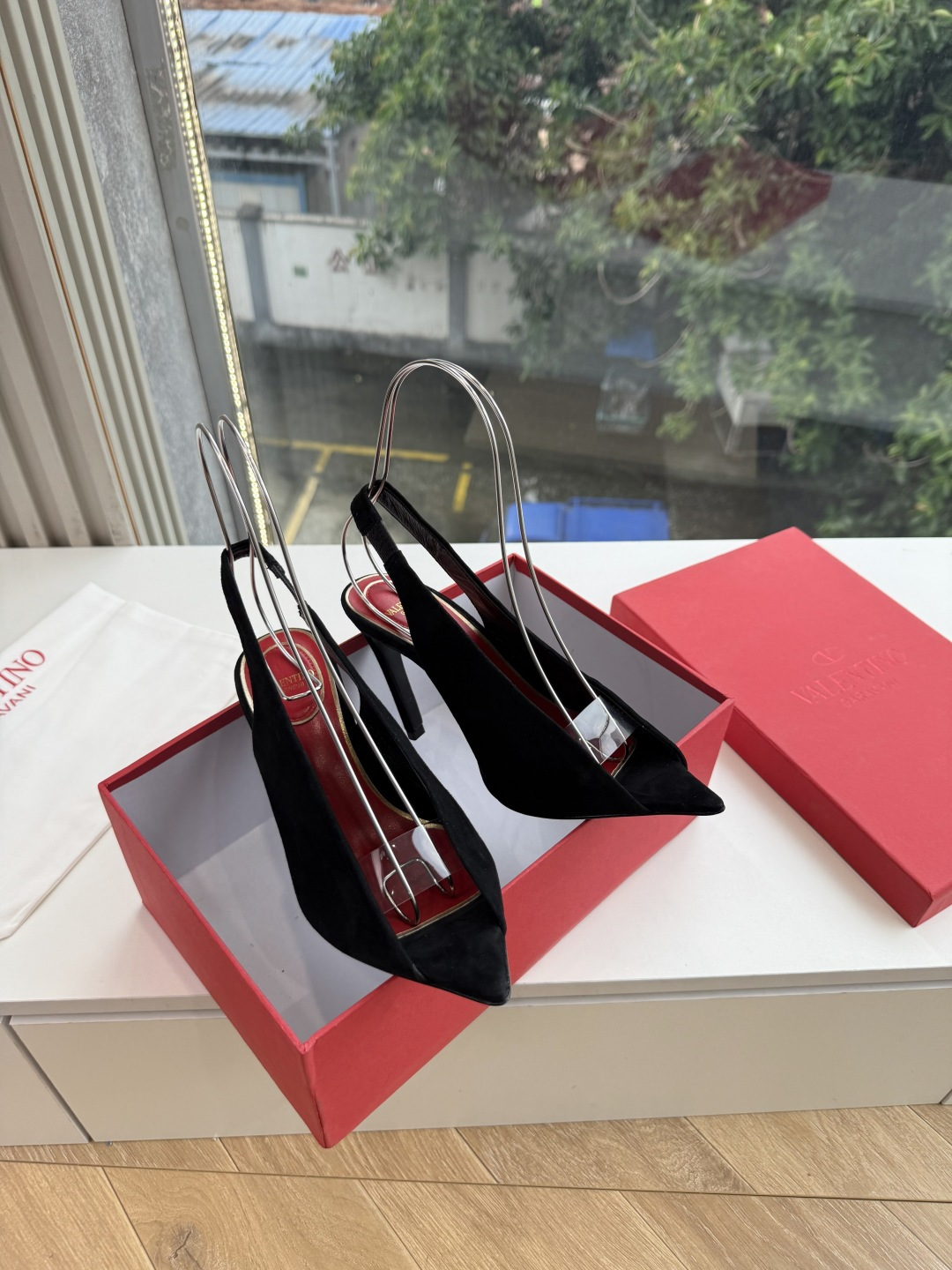 발렌티노 레벨레 오픈토 펌프스