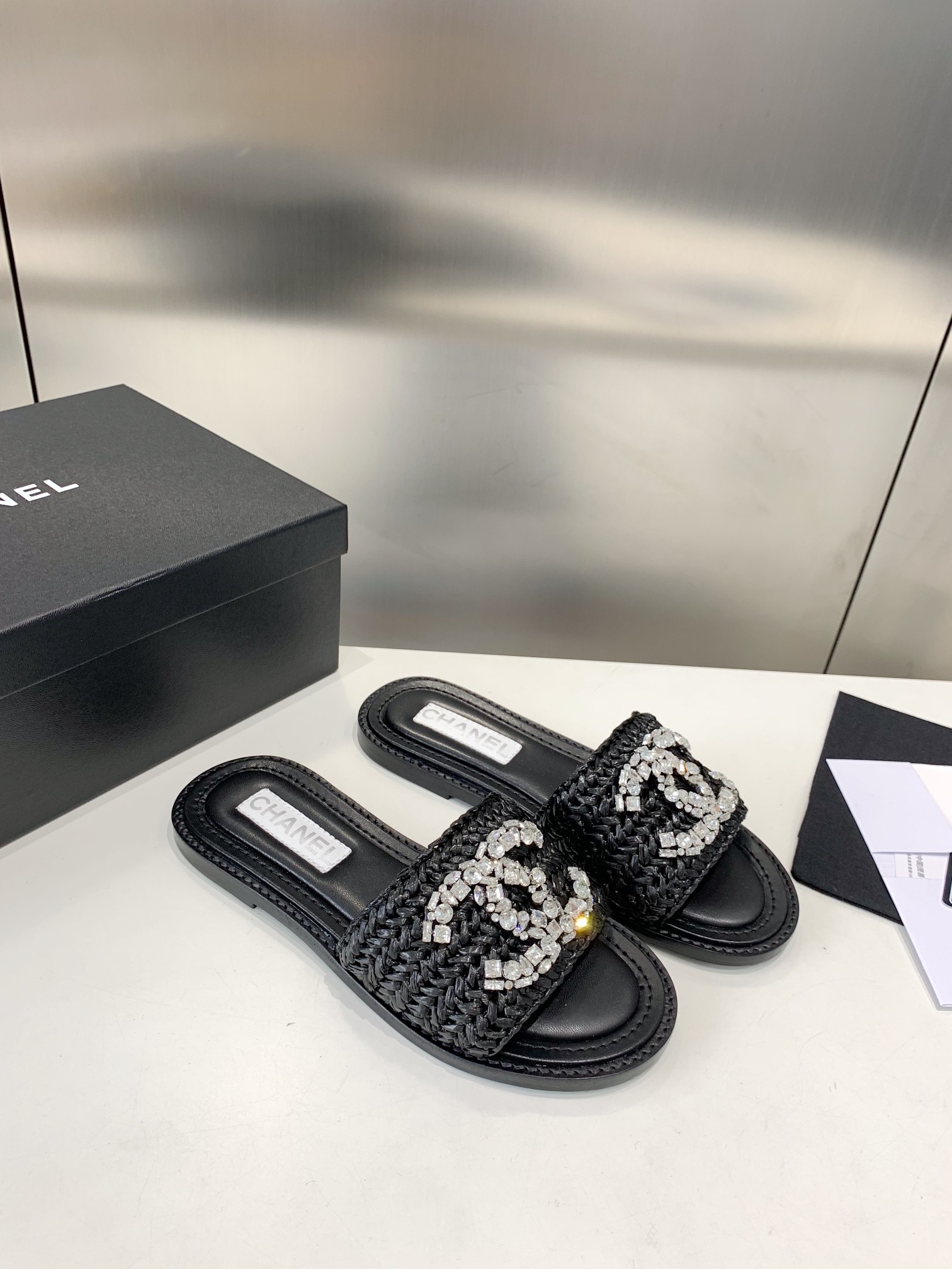 Chanel 큐빅 짜임 슬리퍼