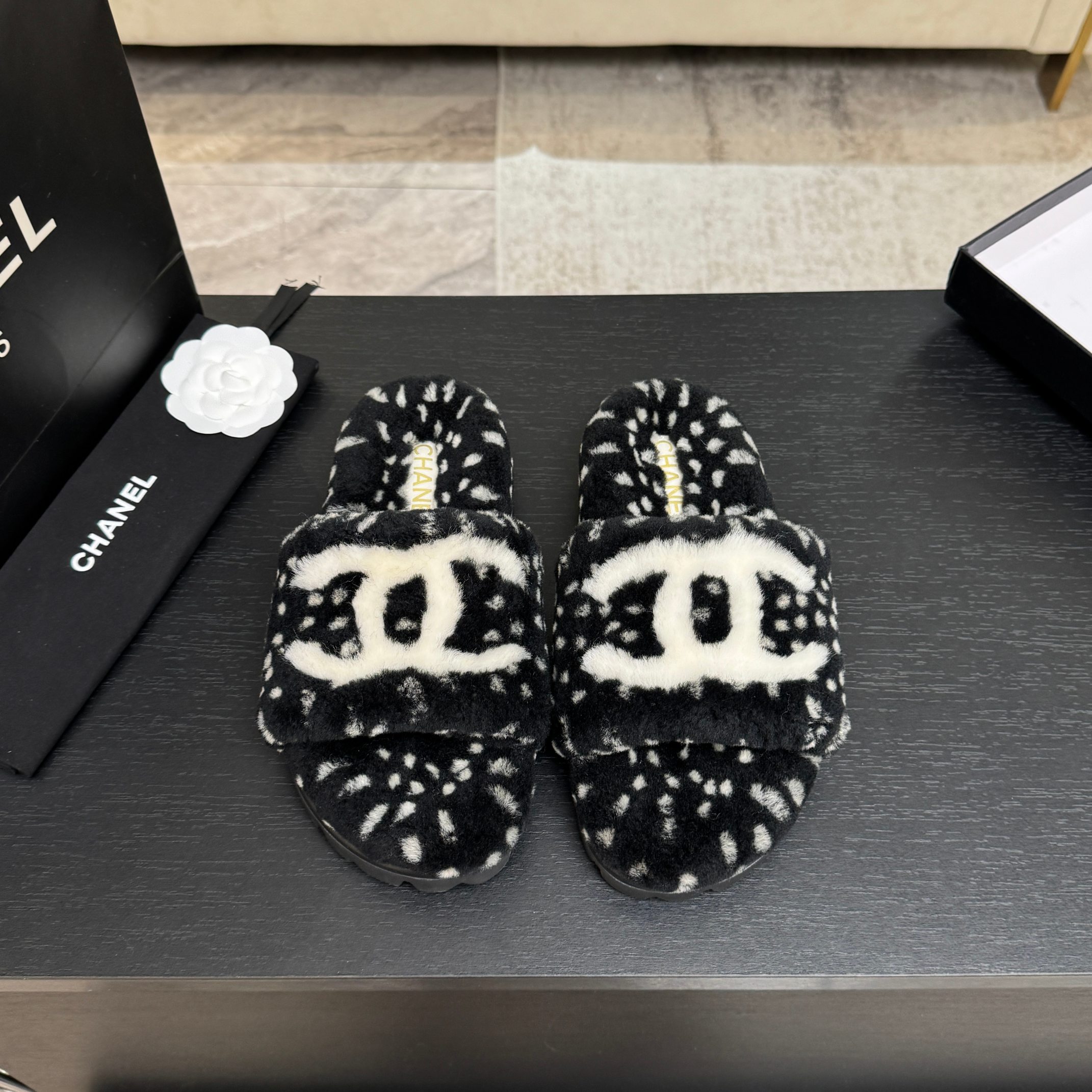 샤넬 26K 신상 퍼 슬라이드