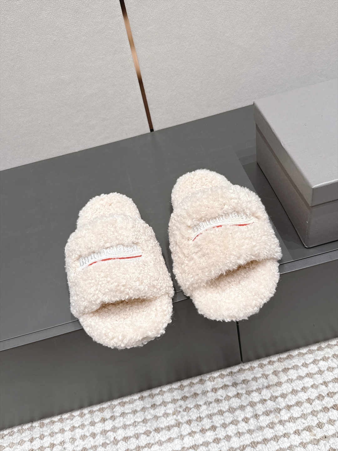 발렌시아가 26 신상 퍼 슬라이드