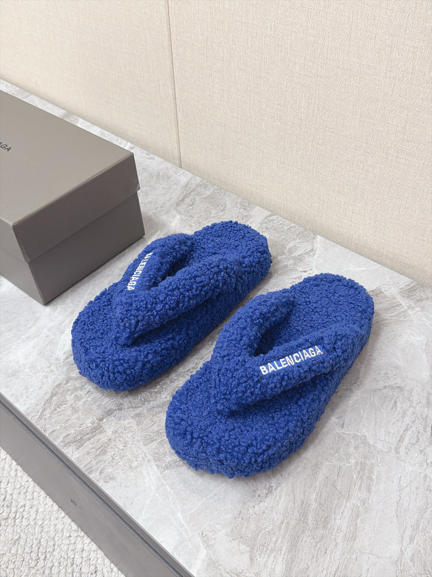 발렌시아가 신상 퍼 플립플랍