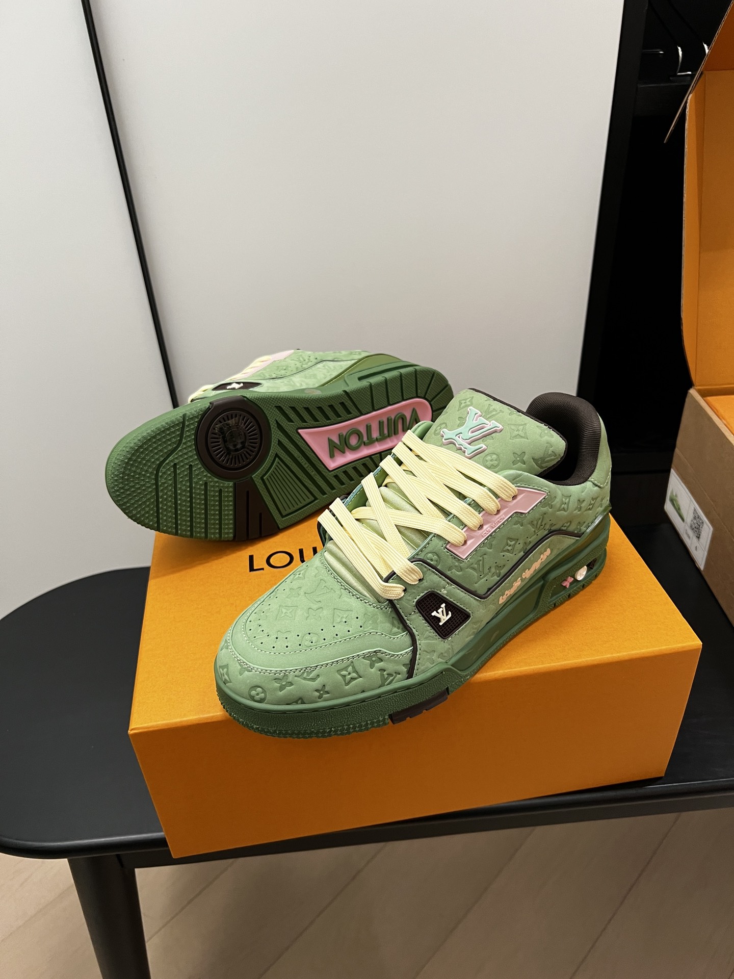루이비통 24SS LV 트레이너 스니커즈