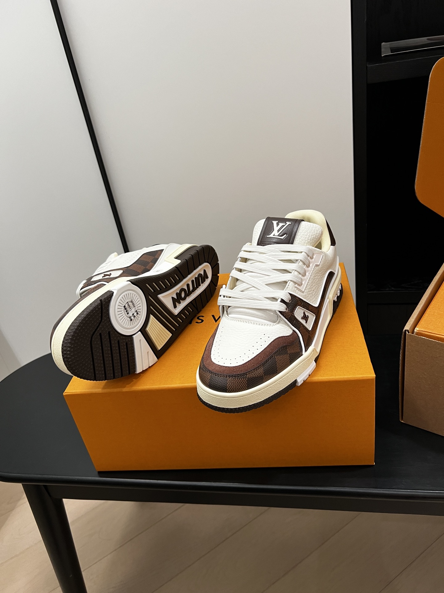 루이비통 24SS LV 트레이너 스니커즈