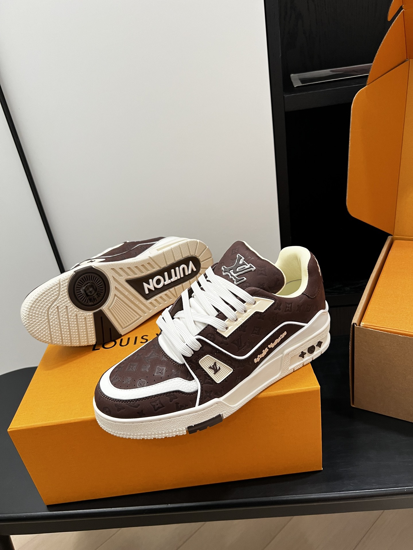 루이비통 24SS LV 트레이너 스니커즈