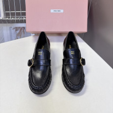 미우미우 신상 버클 로퍼 5cm
