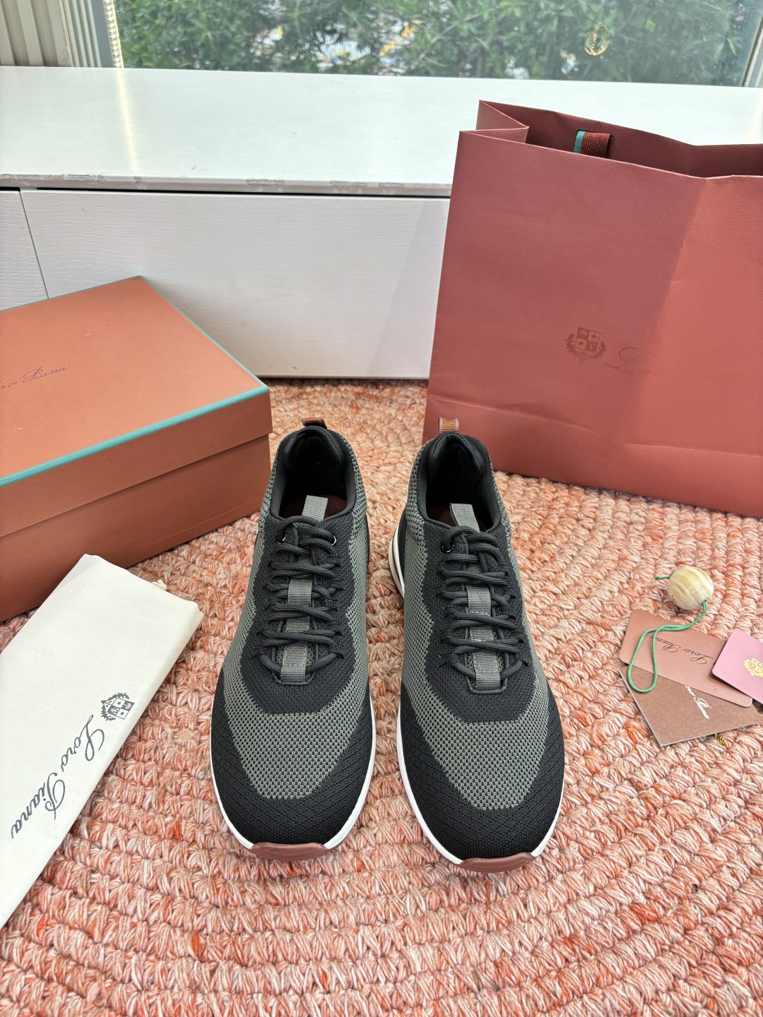 로로피아나 캐주얼 스니커즈