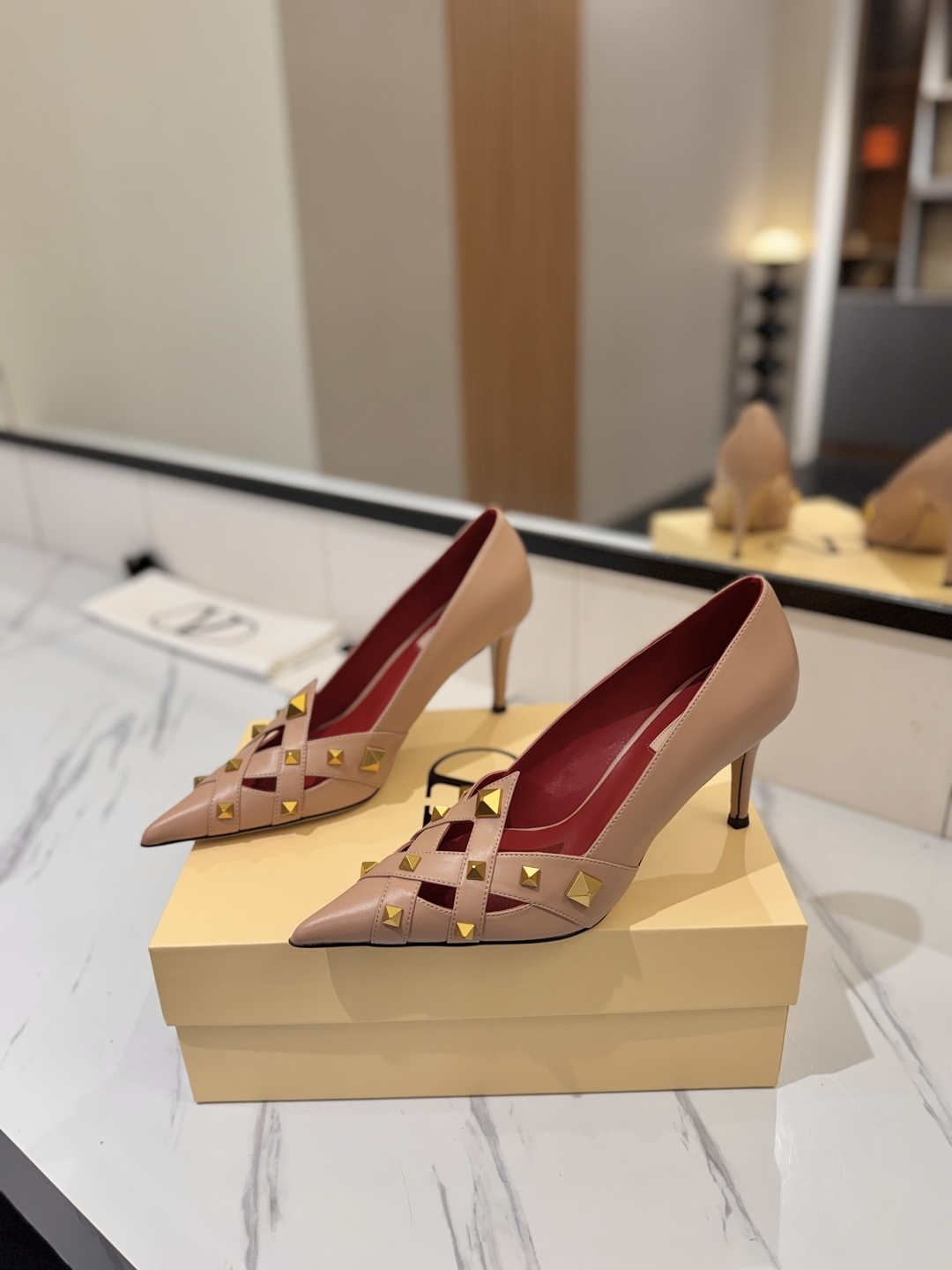 발렌티노 락스터드 펌프스 8.5cm