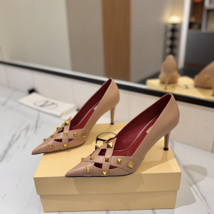 발렌티노 락스터드 펌프스 8.5cm