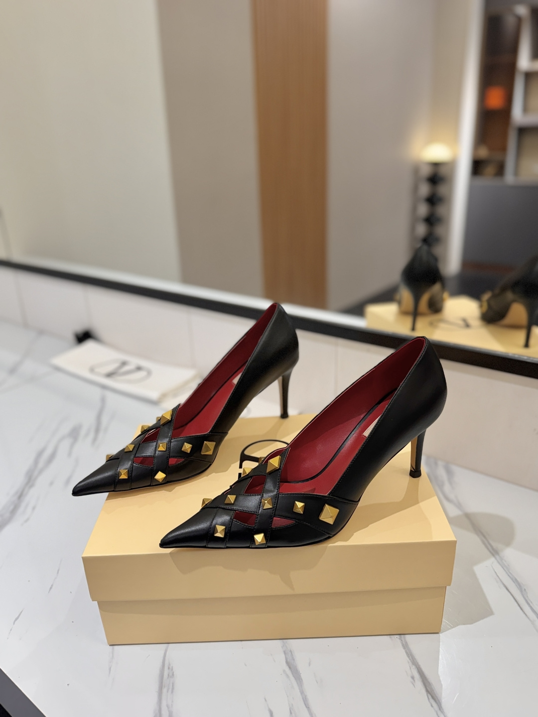 발렌티노 락스터드 펌프스 8.5cm
