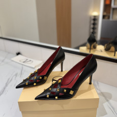 발렌티노 락스터드 펌프스 8.5cm
