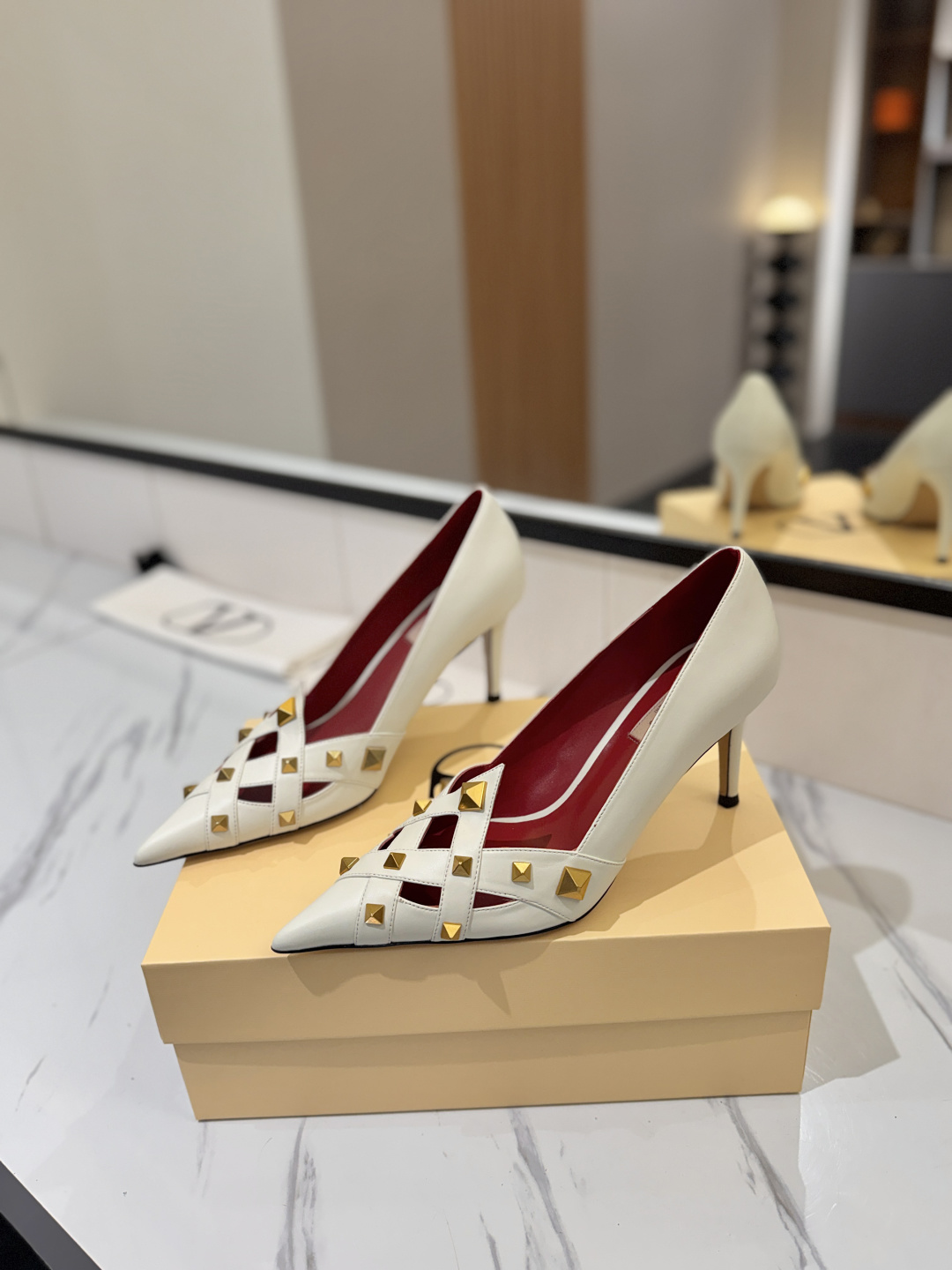 발렌티노 락스터드 펌프스 8.5cm