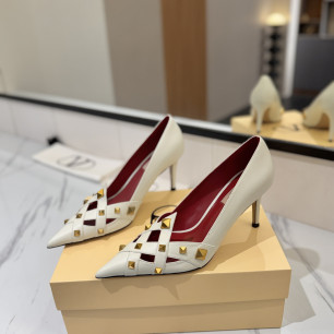 발렌티노 락스터드 펌프스 8.5cm