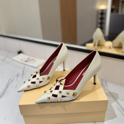 발렌티노 락스터드 펌프스 8.5cm
