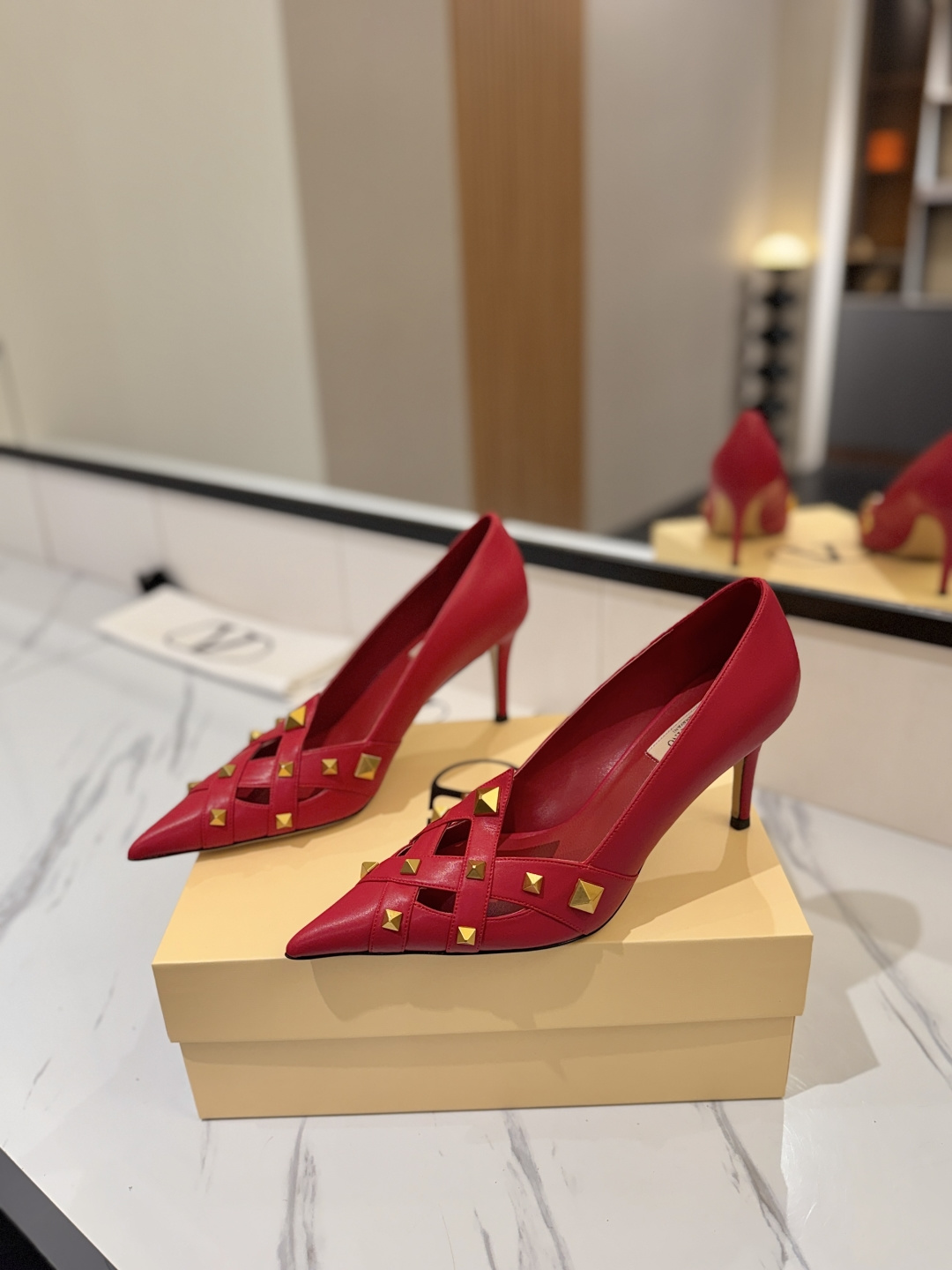 발렌티노 락스터드 펌프스 8.5cm