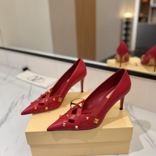 발렌티노 락스터드 펌프스 8.5cm