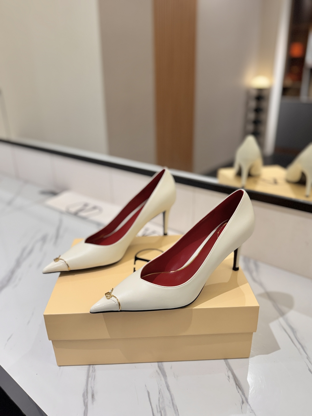 발렌티노 신상 포인티드 토 펌프스 8cm