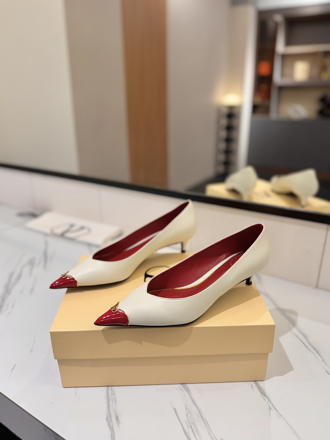 발렌티노 신상 포인티드 토 펌프스 4.5cm