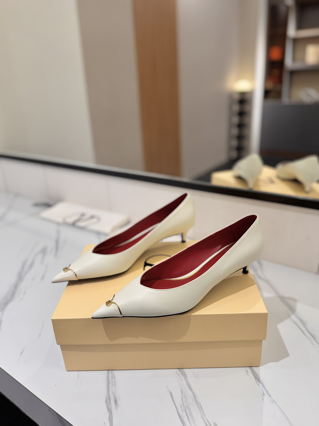 발렌티노 신상 포인티드 토 펌프스 4.5cm