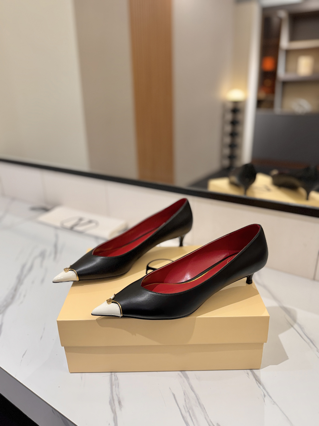 발렌티노 신상 포인티드 토 펌프스 4.5cm