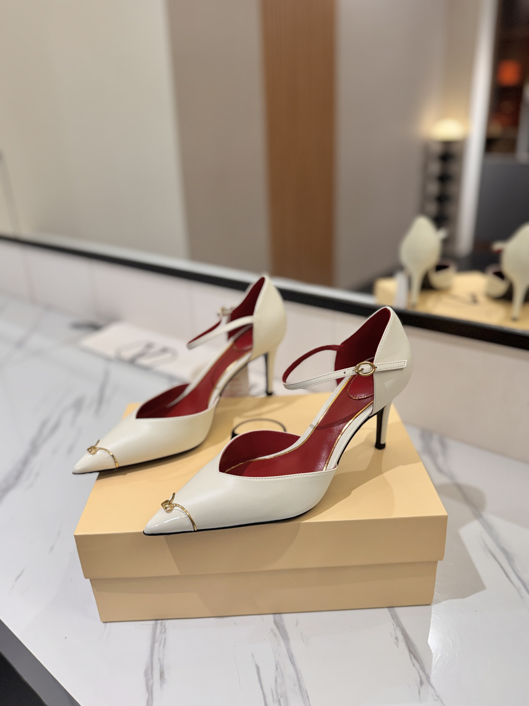 발렌티노 신상 오픈 사이드 힐 펌프스 8cm