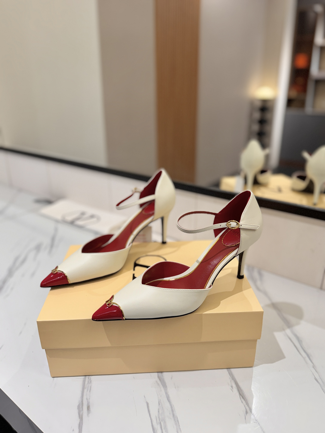 발렌티노 신상 오픈 사이드 힐 펌프스 8cm