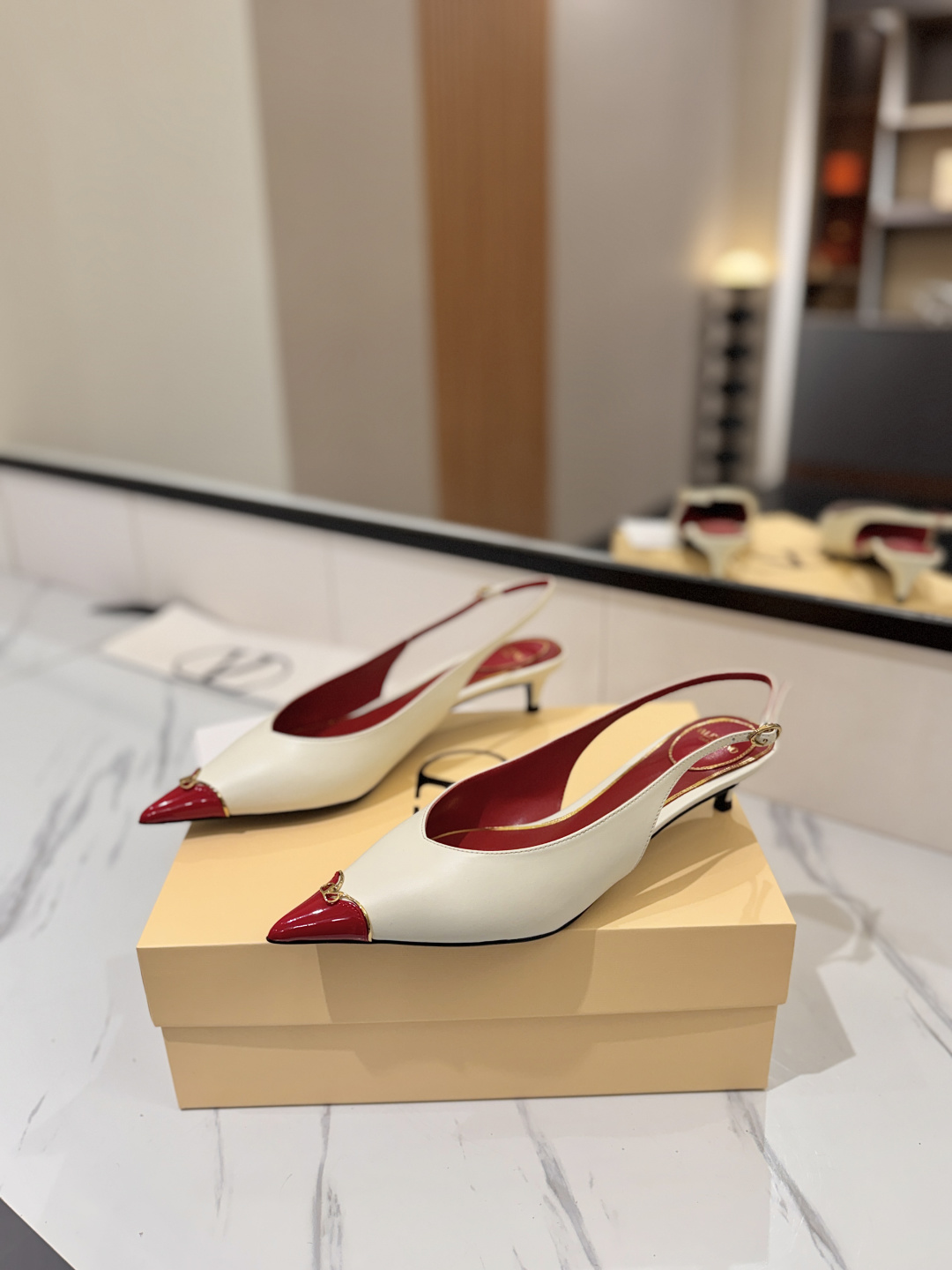 발렌티노 신상 포인티드 토 슬링백 4.5cm