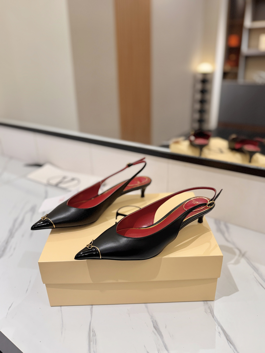 발렌티노 신상 포인티드 토 슬링백 4.5cm