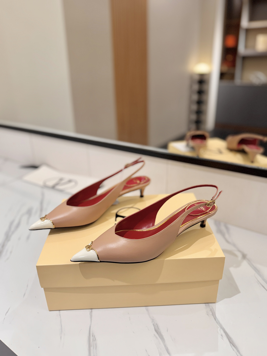 발렌티노 신상 포인티드 토 슬링백 4.5cm