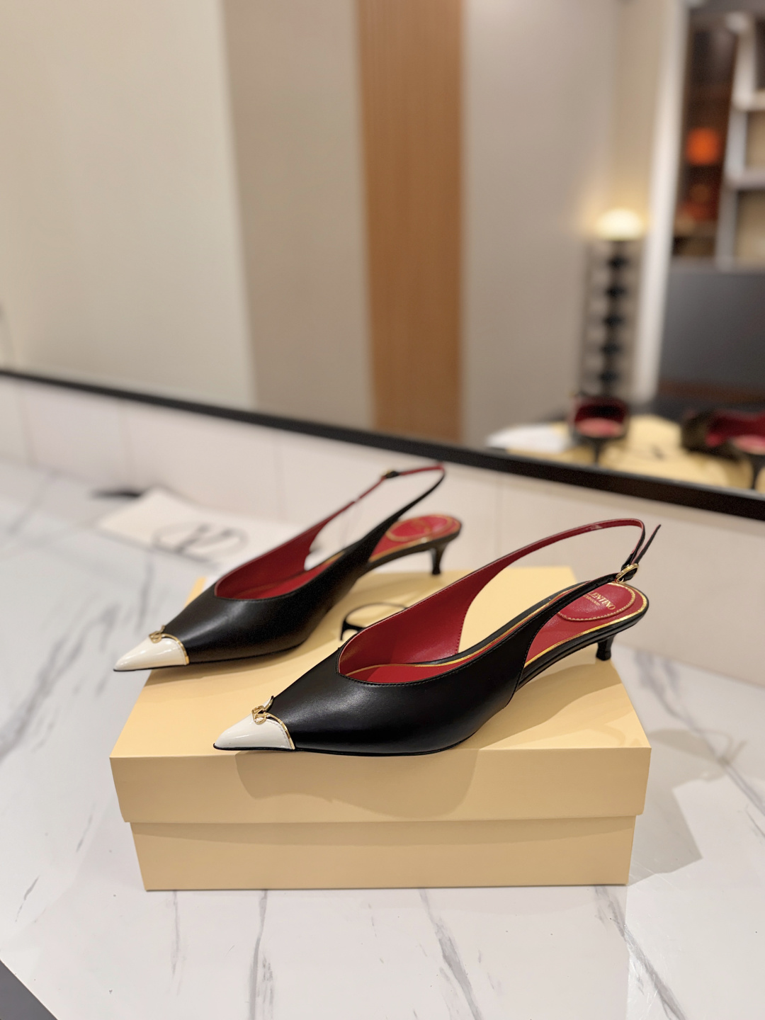 발렌티노 신상 포인티드 토 슬링백 4.5cm
