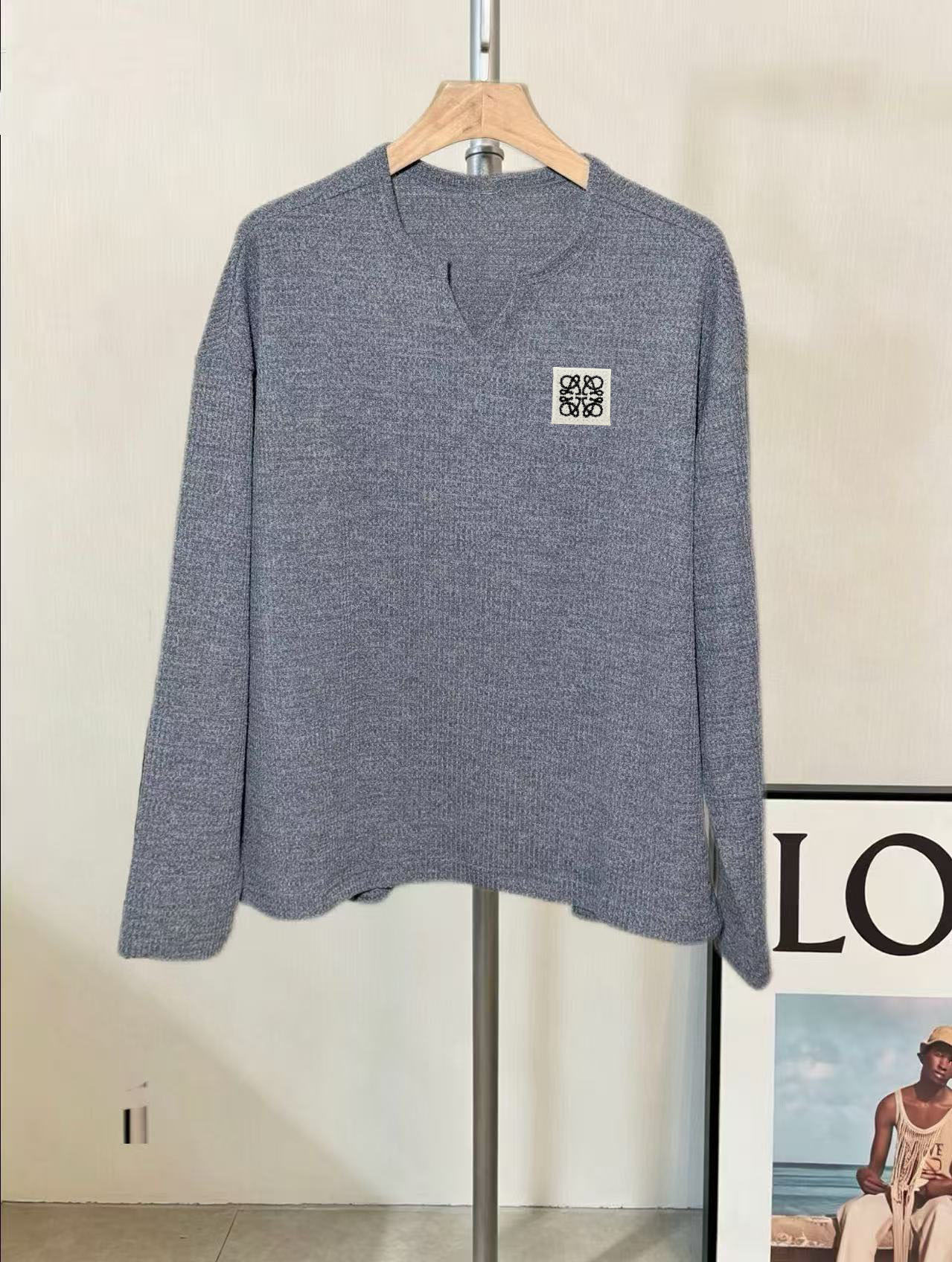 로에베 26 신상 아나그램 V넥 긴팔티