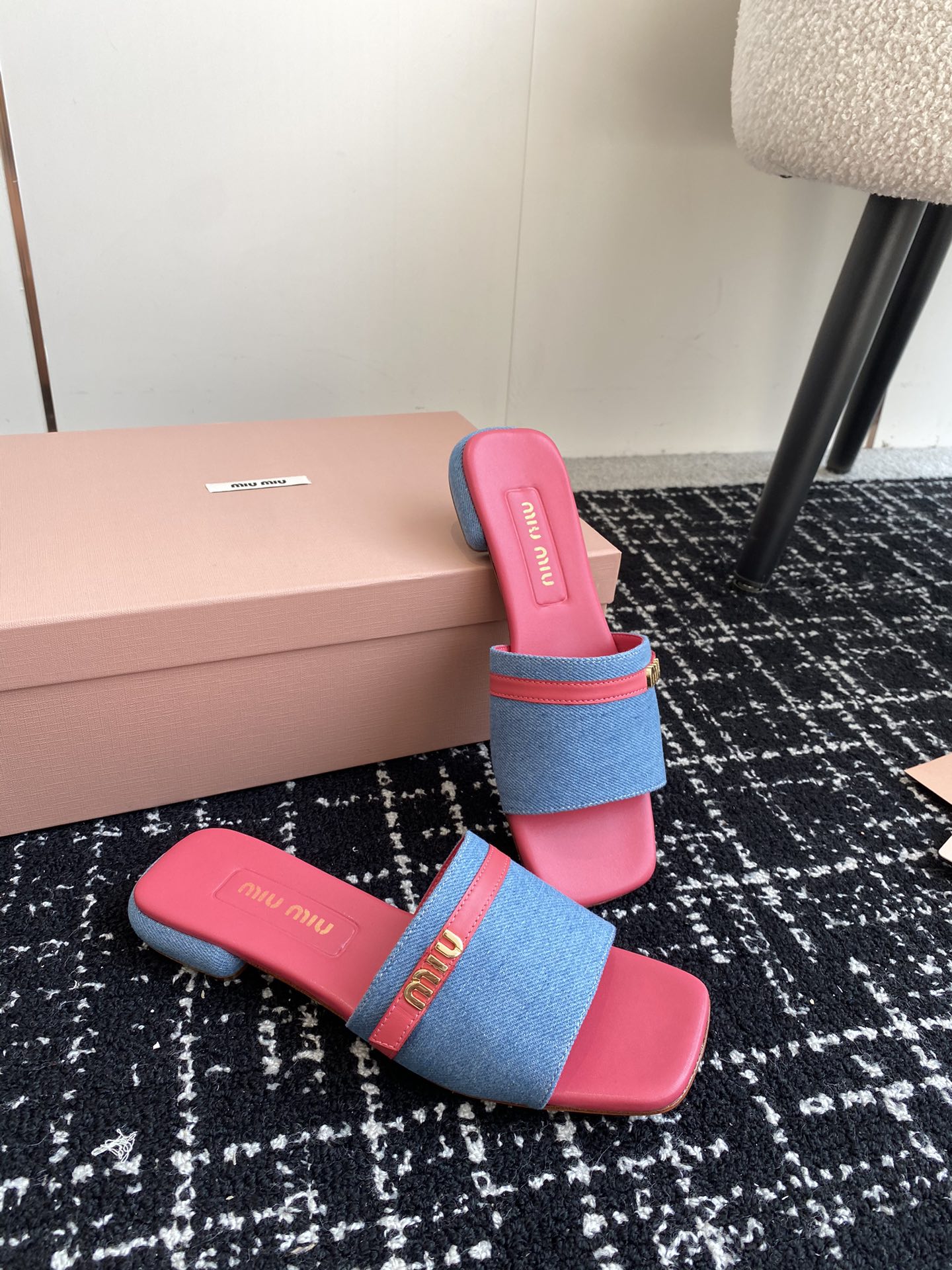 미우미우 24ss 플랫 데님 슬리퍼