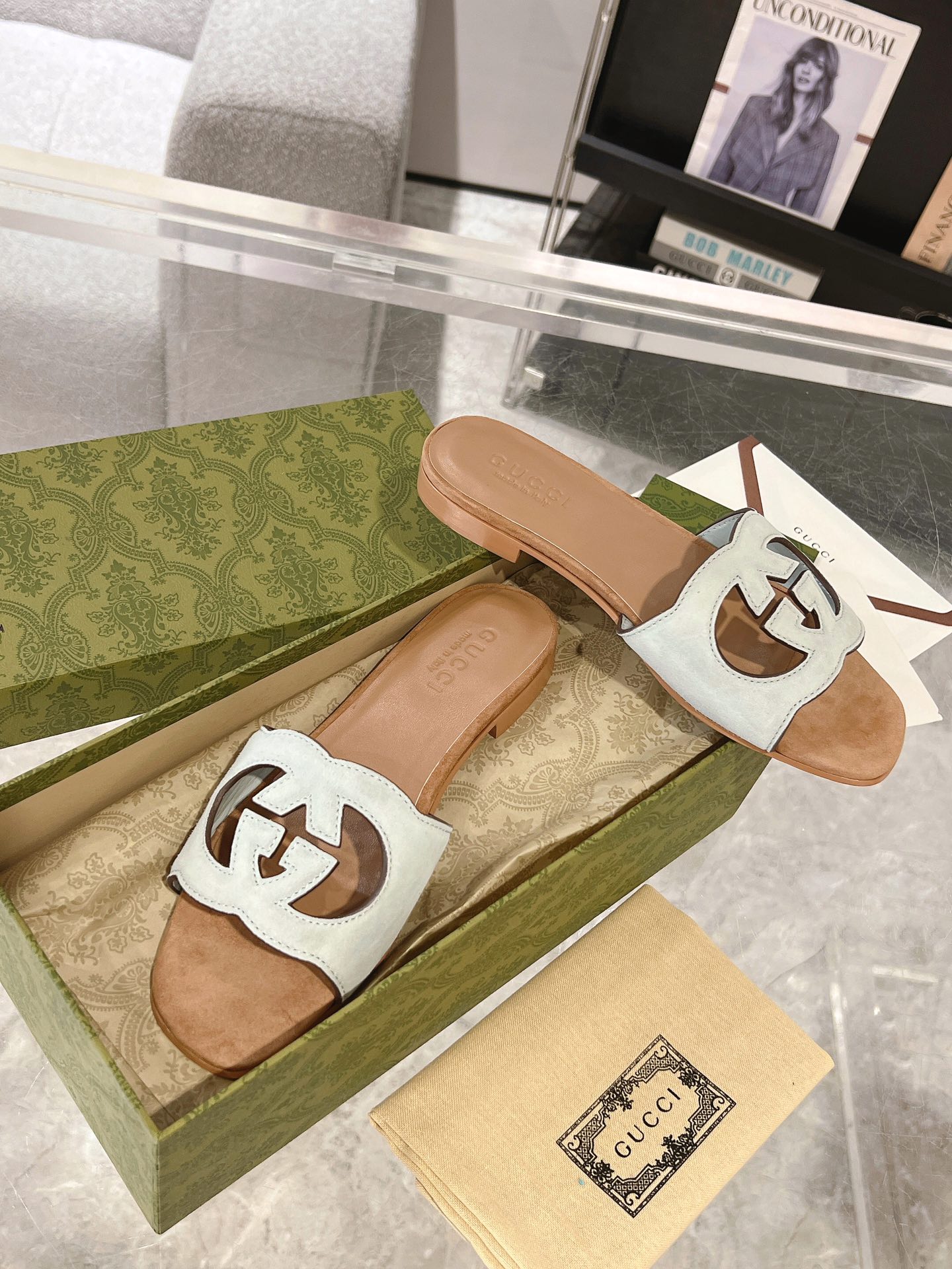 구찌 인터로킹 G 컷아웃 샌들