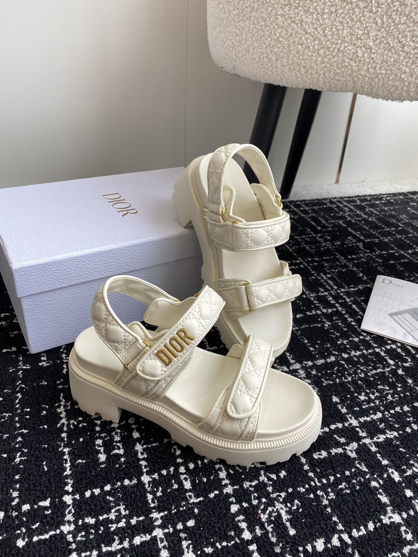 [하이앤드]디올 24ss Dioract 샌들