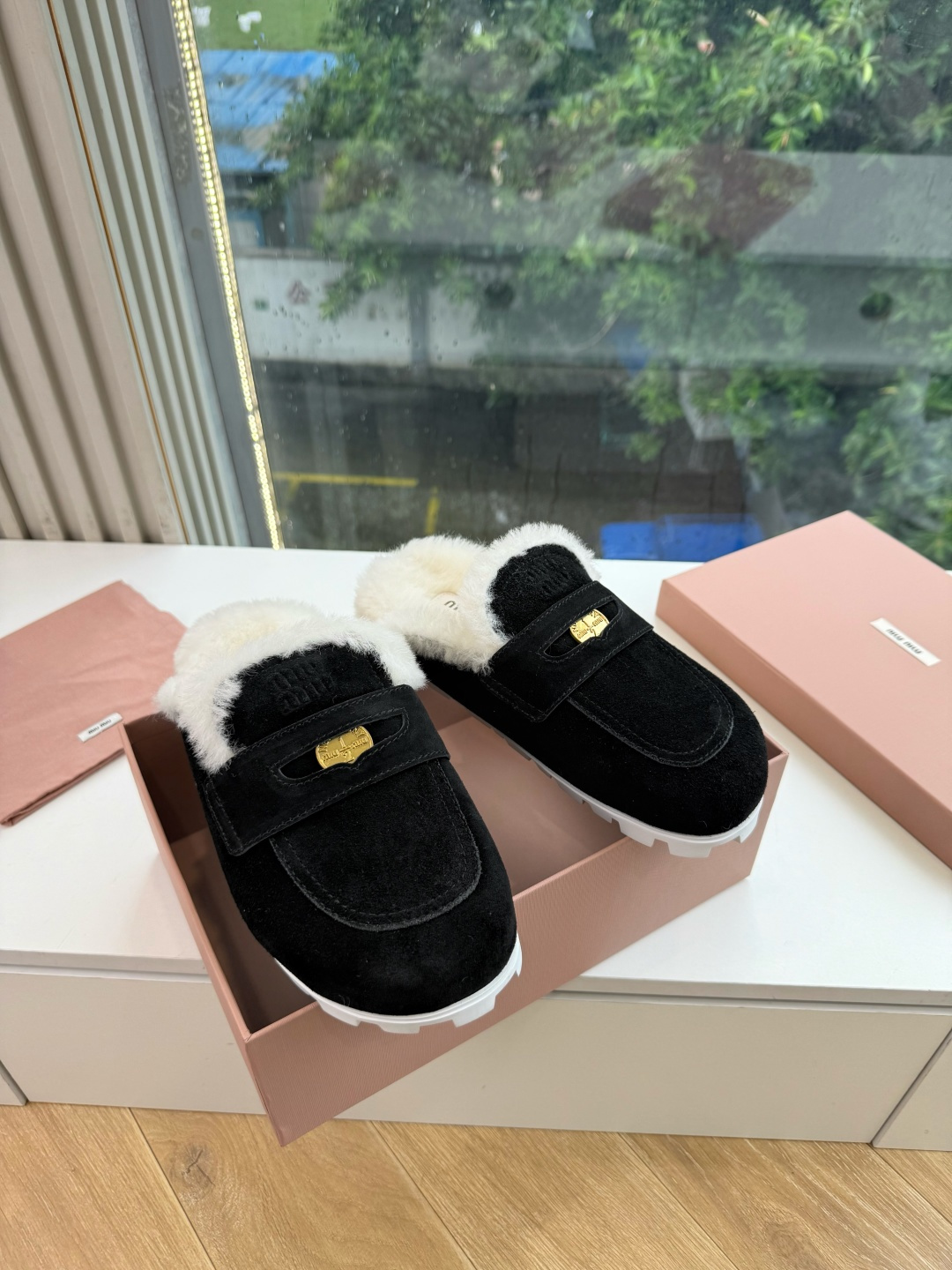 미우미우 신상 퍼 뮬