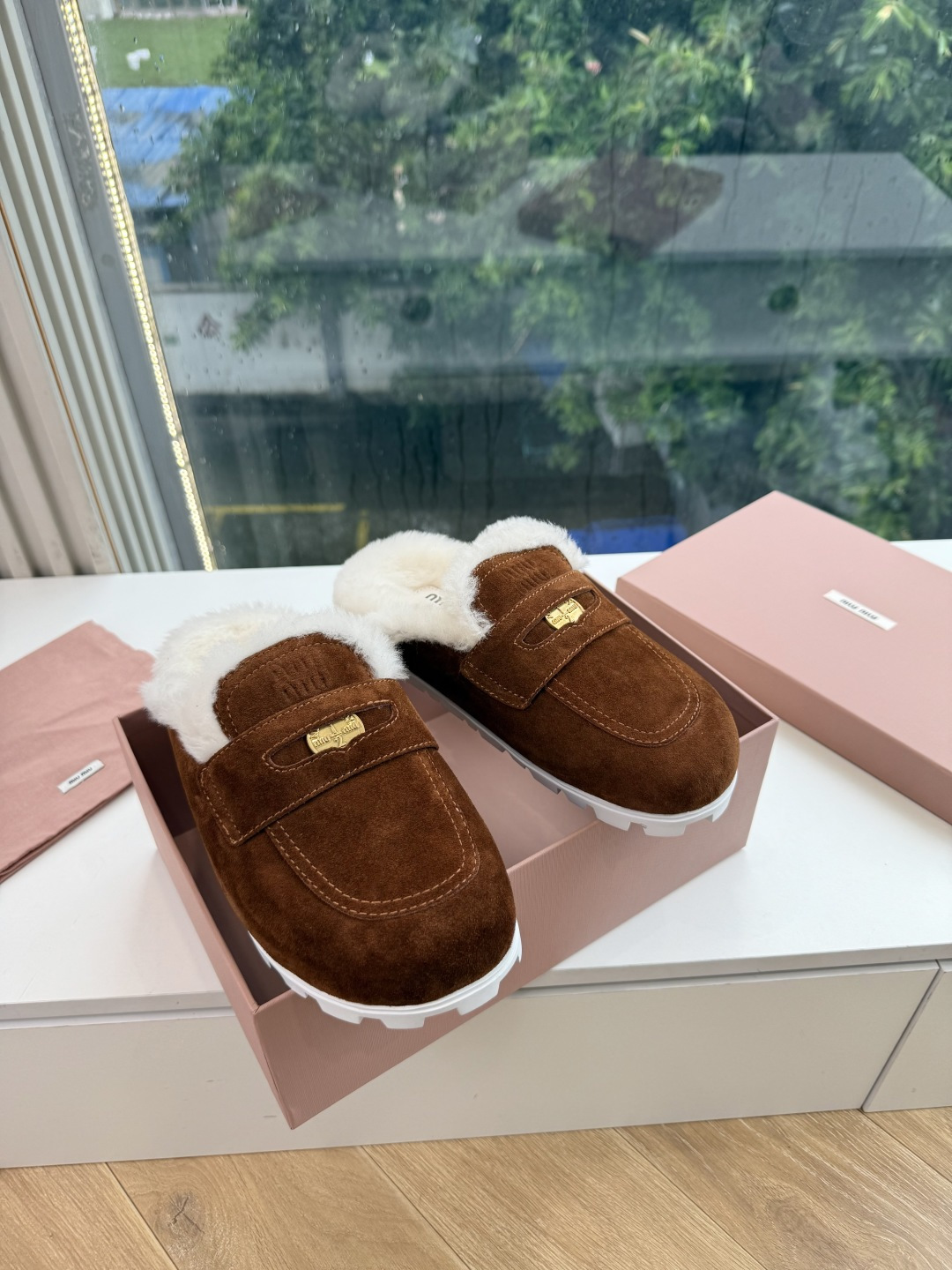 미우미우 신상 퍼 뮬