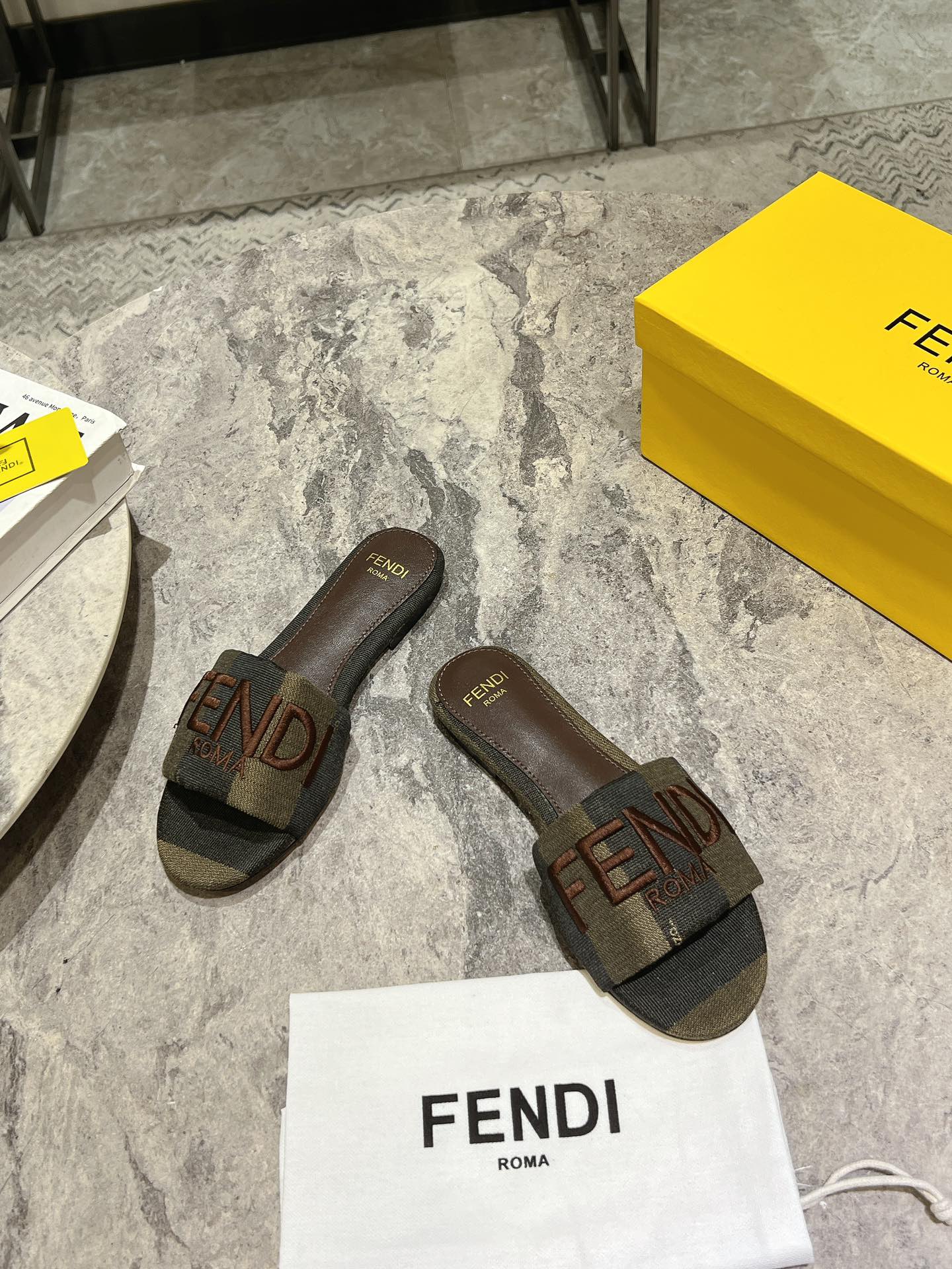 펜디 24SS 여름 신상 슬라이드
