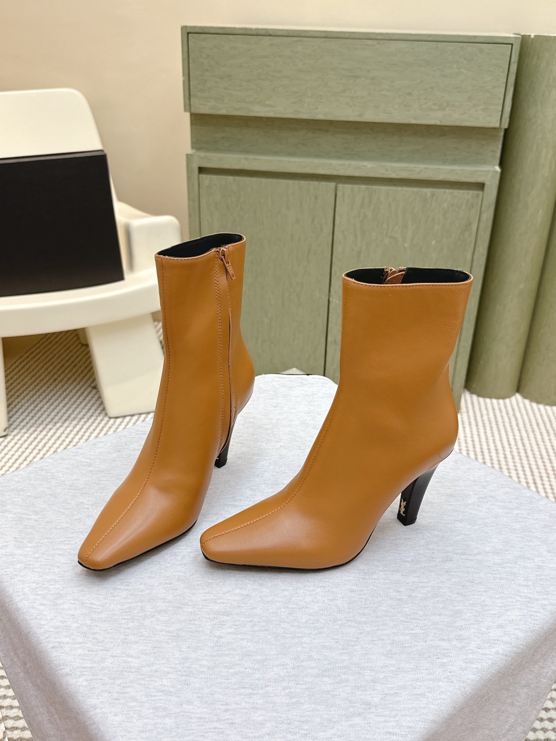 생로랑 신상 스퀘어토 힐 앵클부츠 7.5cm