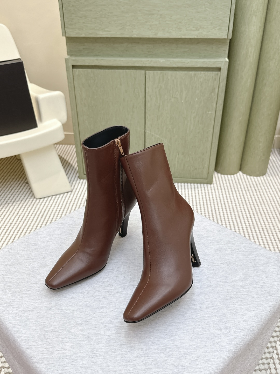 생로랑 신상 스퀘어토 힐 앵클부츠 7.5cm