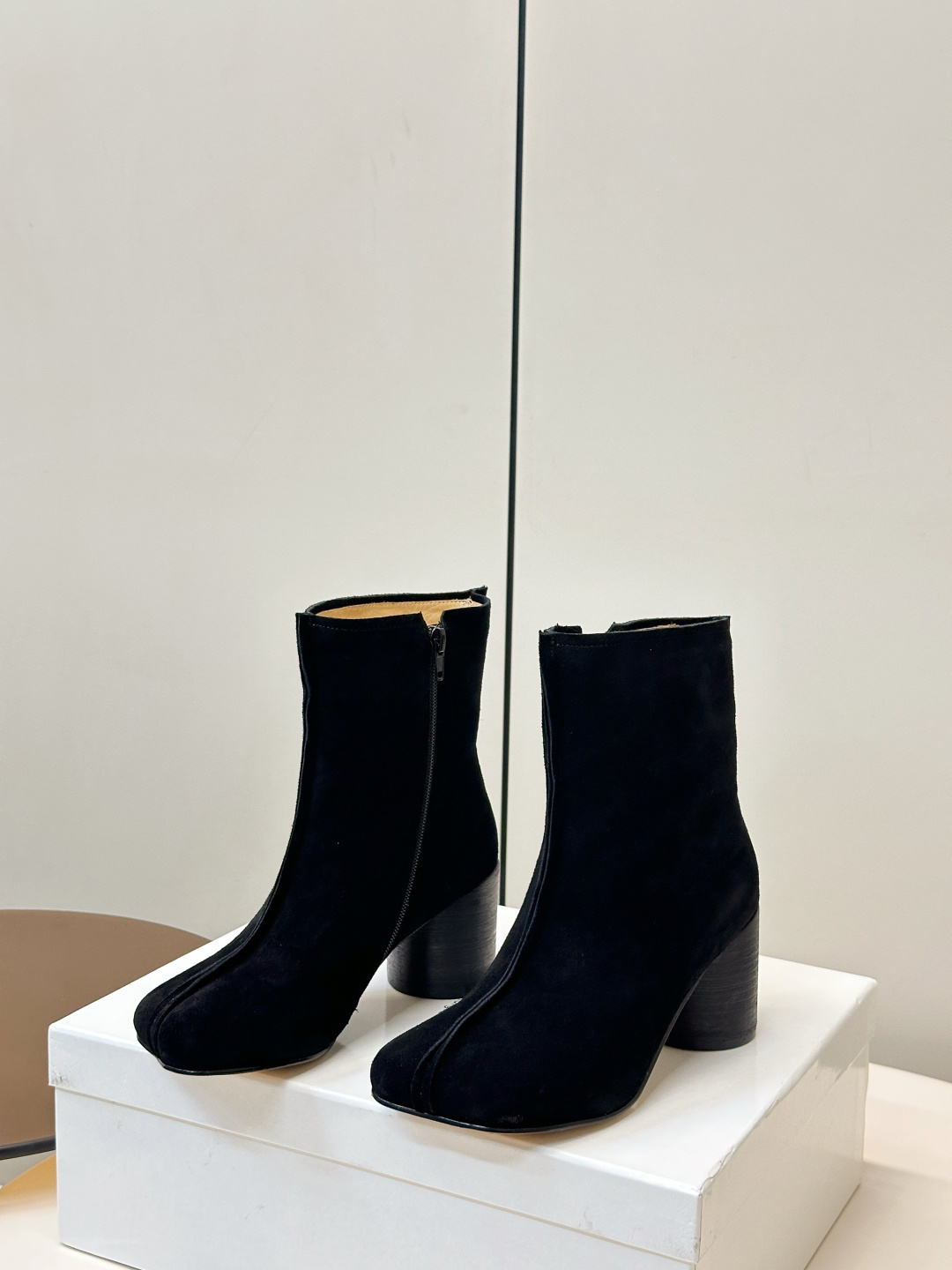 마르지엘라 애플 토 힐 숏부츠 7cm