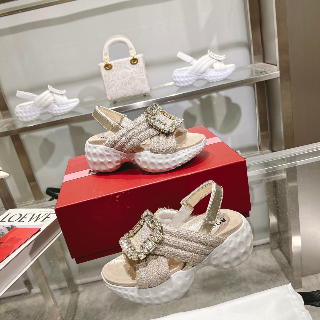 Roger Vivier 24SS 비브 런 라이트 스트라스 버클 샌들