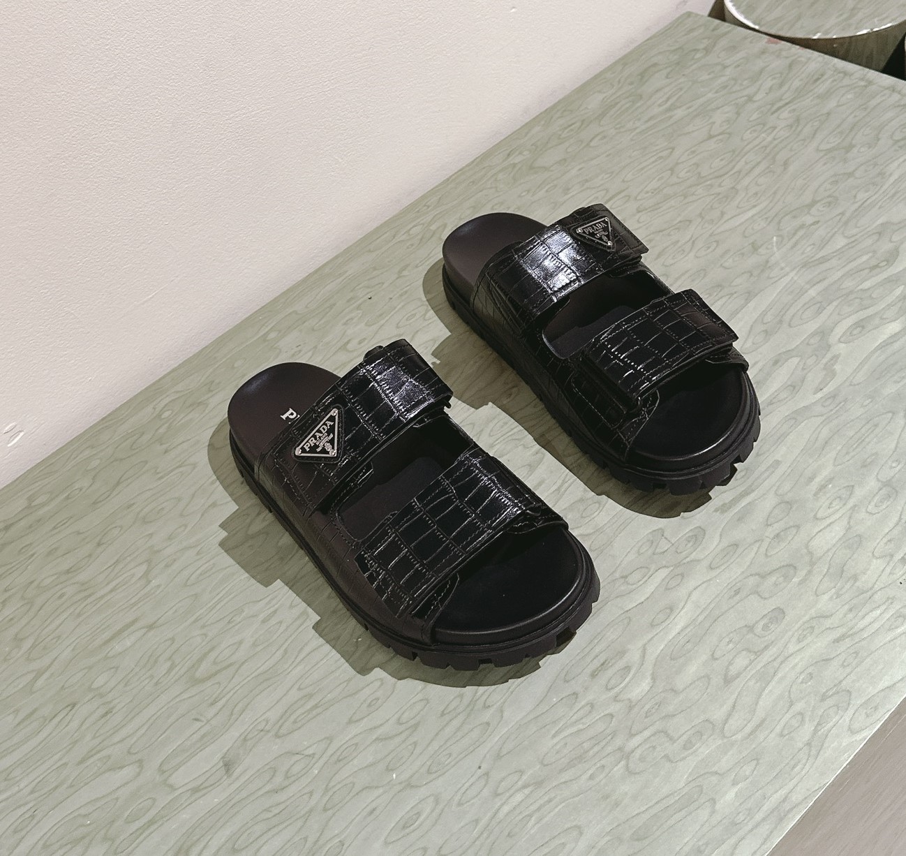 프라다 24ss 나파 가죽 슬라이드(남녀)