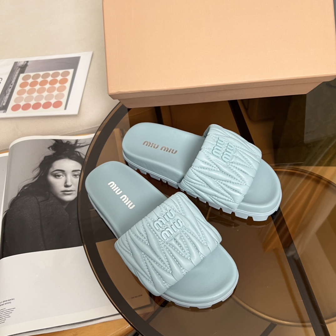 MIUMIU 24ss 로고 플라크 슬리퍼