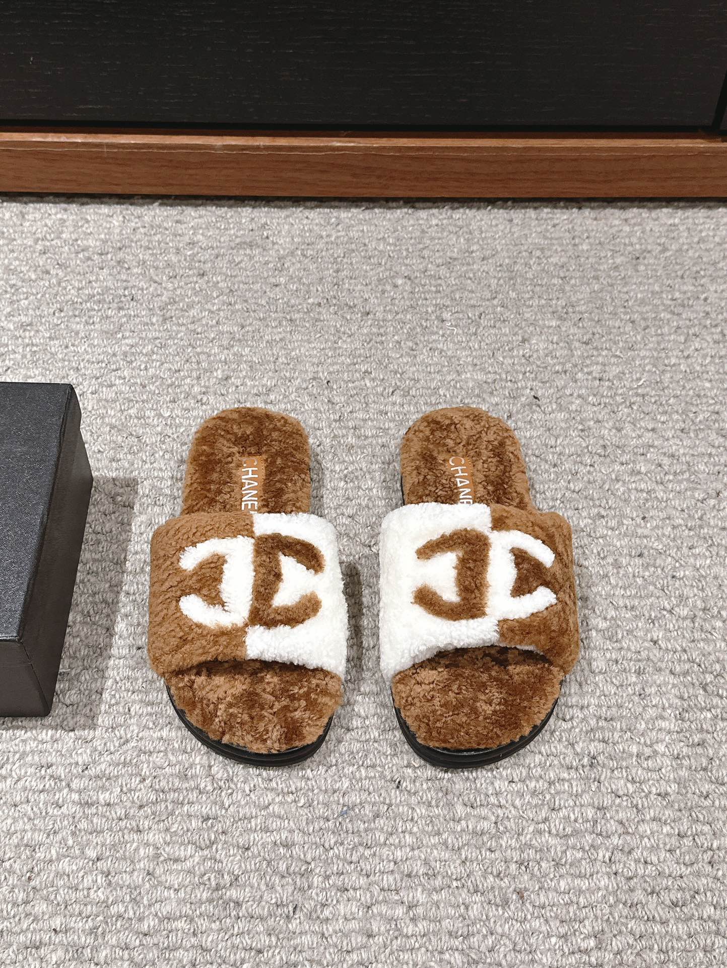 샤넬 24SS 신상 레터링 시어링 뮬