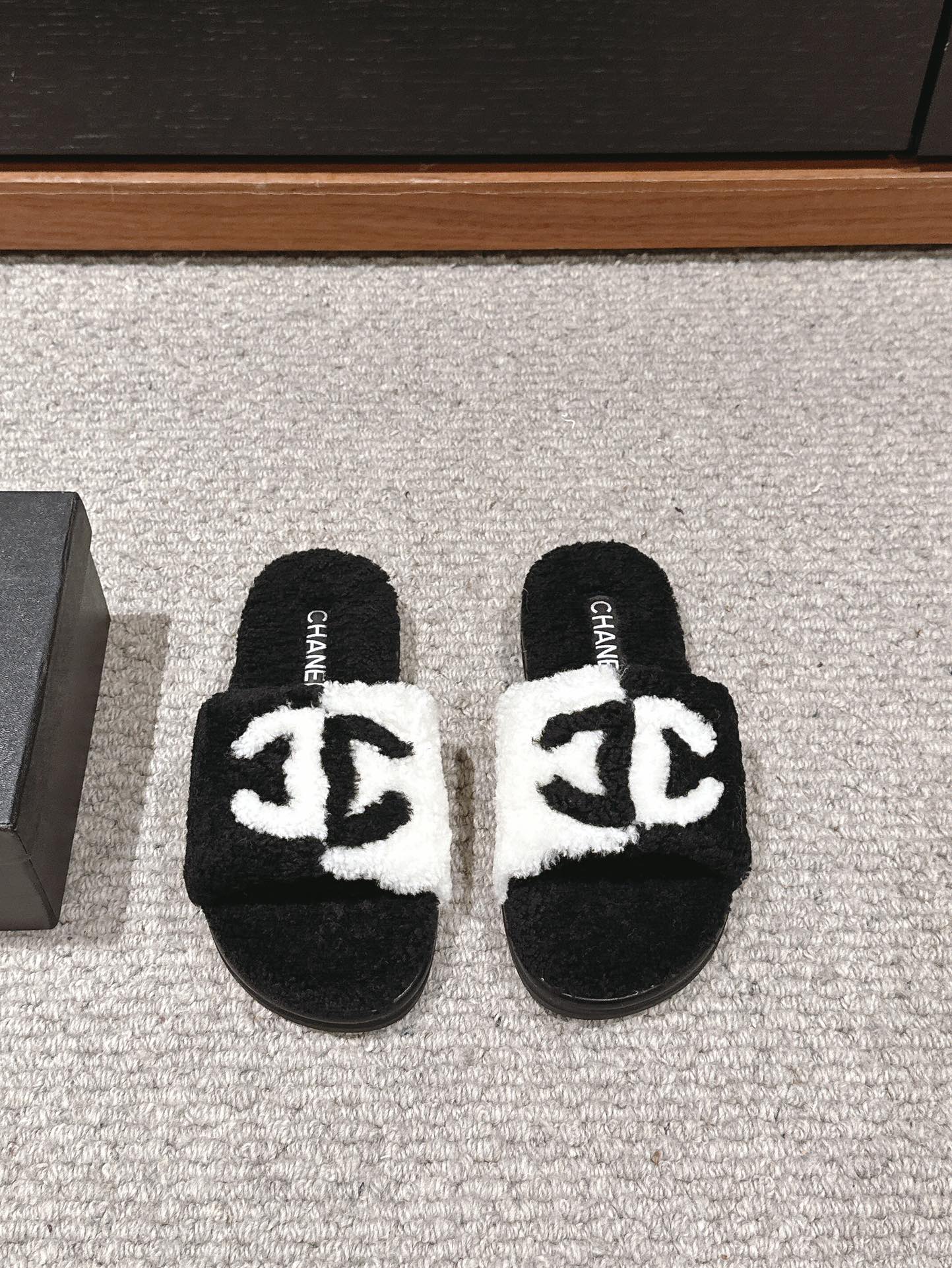 샤넬 24SS 신상 레터링 시어링 뮬